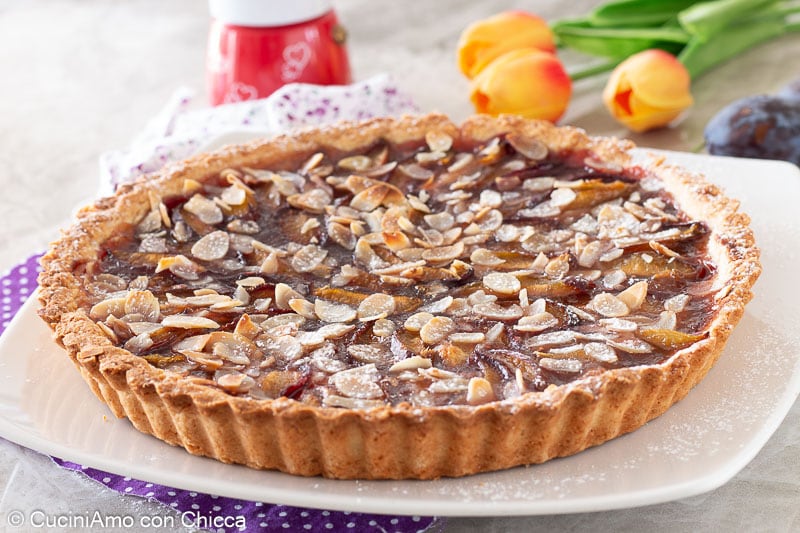 Tarta con ciruelas frescas