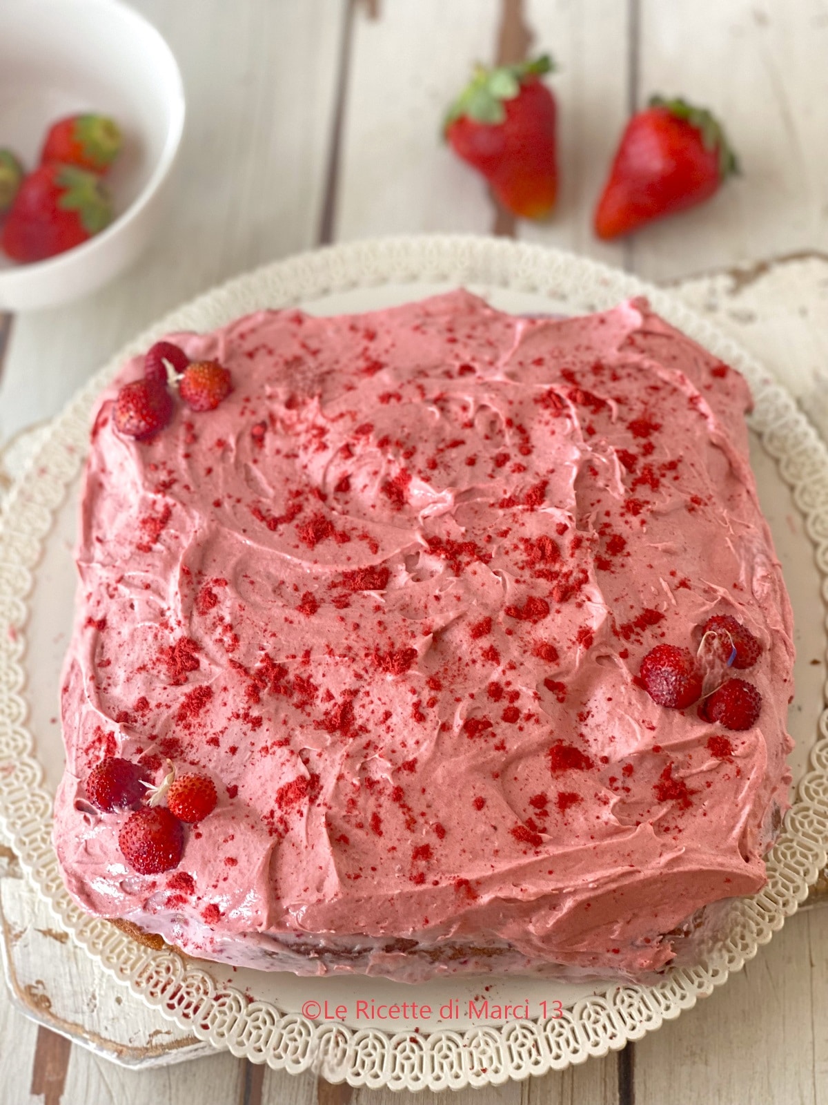 Tarta de fresas suavísima con glaseado de fresas espectacular