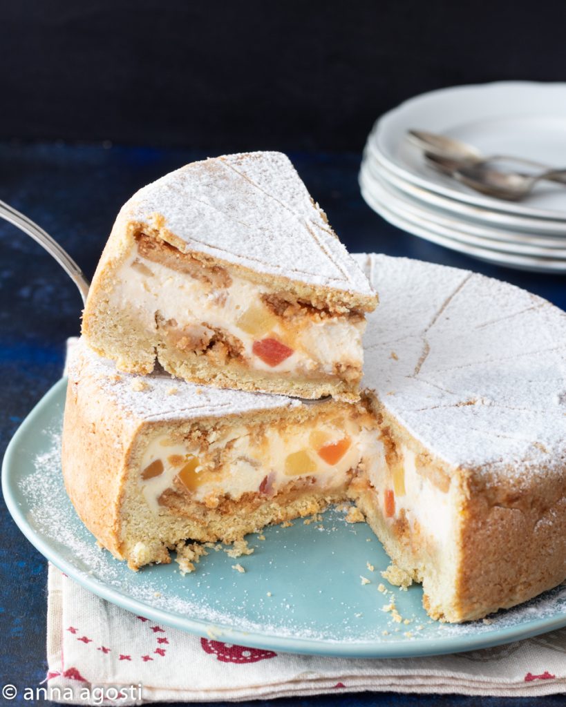 Tarta de ricotta alta con frutas confitadas