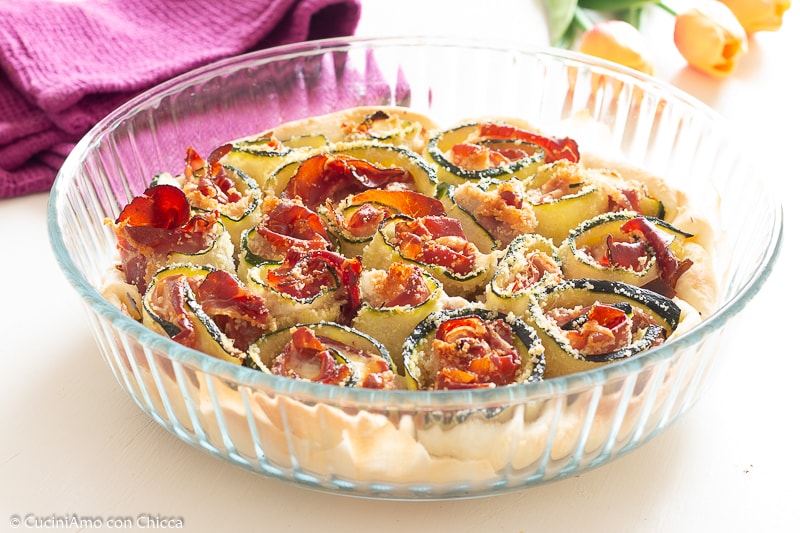 Tarta de rosas con calabacines y speck