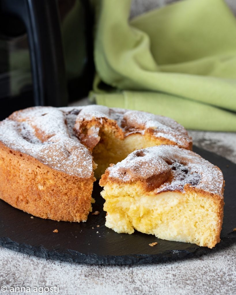 Tarta esponjosa con crema pastelera en freidora de aire