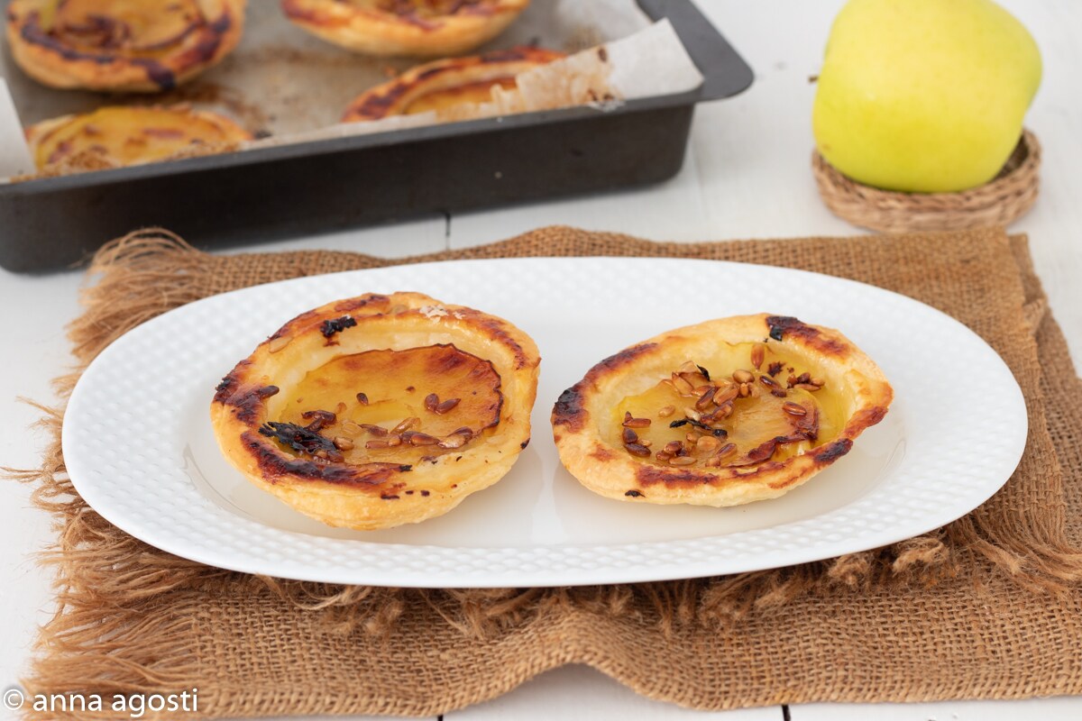 Tartaletas de manzana invertidas