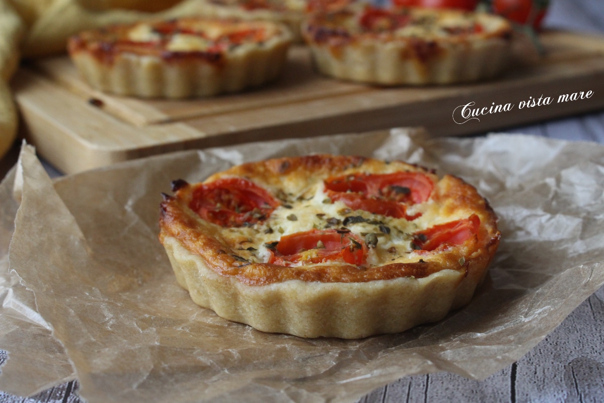 Tartaletas de queso stracchino y tomatitos