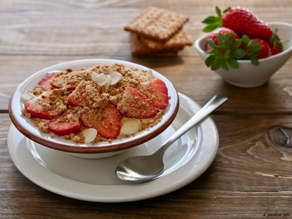 Tiramisú con yogur y fresas