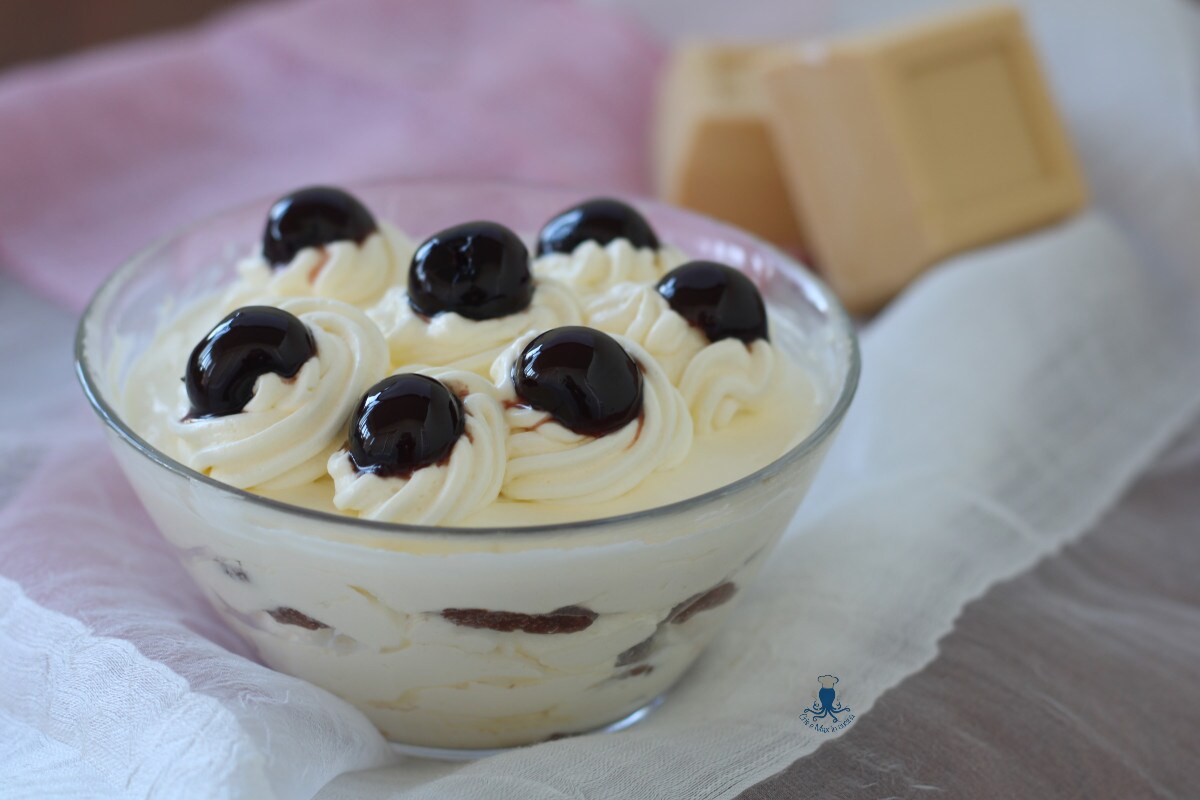 Tiramisú con chocolate blanco y guindas