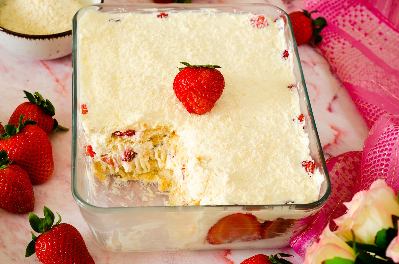 Tiramisú de fresas y coco sin huevos, ¡receta deliciosa lista en pocos minutos!