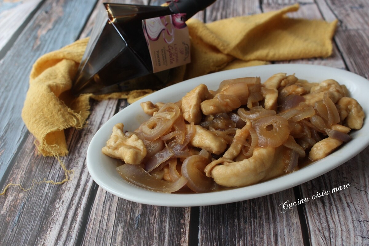 Tiras de pollo con cebollas