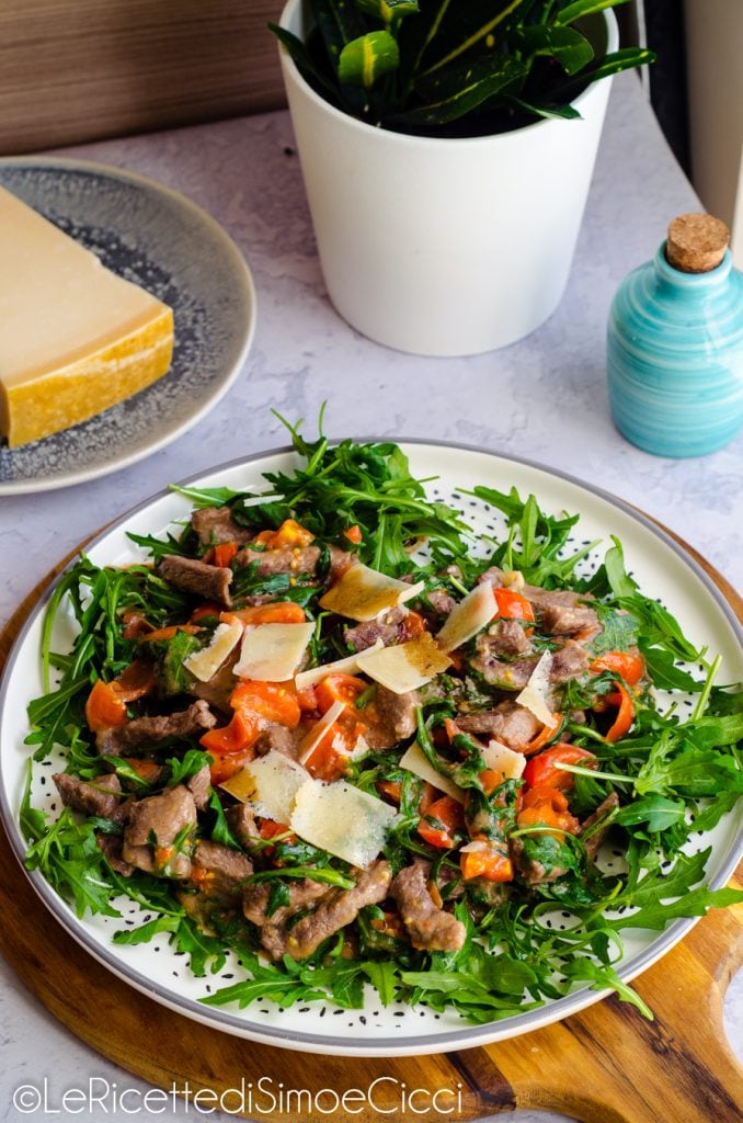 Tiritas de carne con rúcula y tomatitos