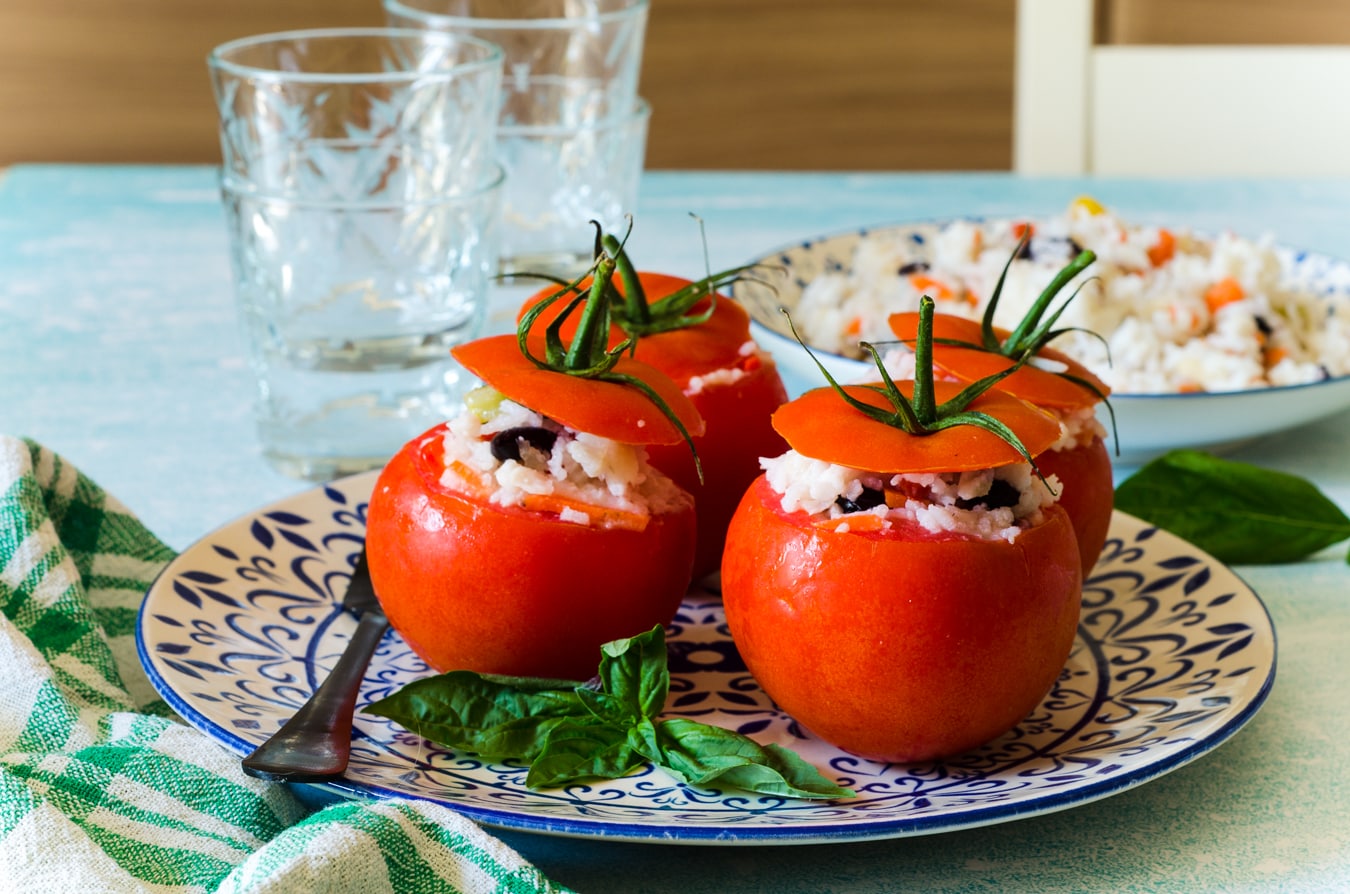 Tomates rellenos de ensalada de arroz, un primer plato veraniego frío y riquísimo
