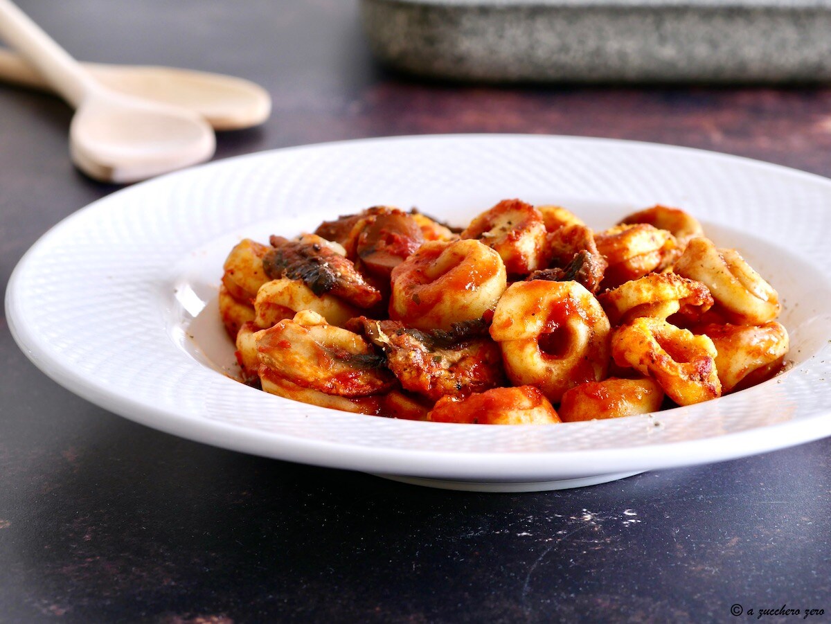 Tortellini al horno con tomate y champiñones