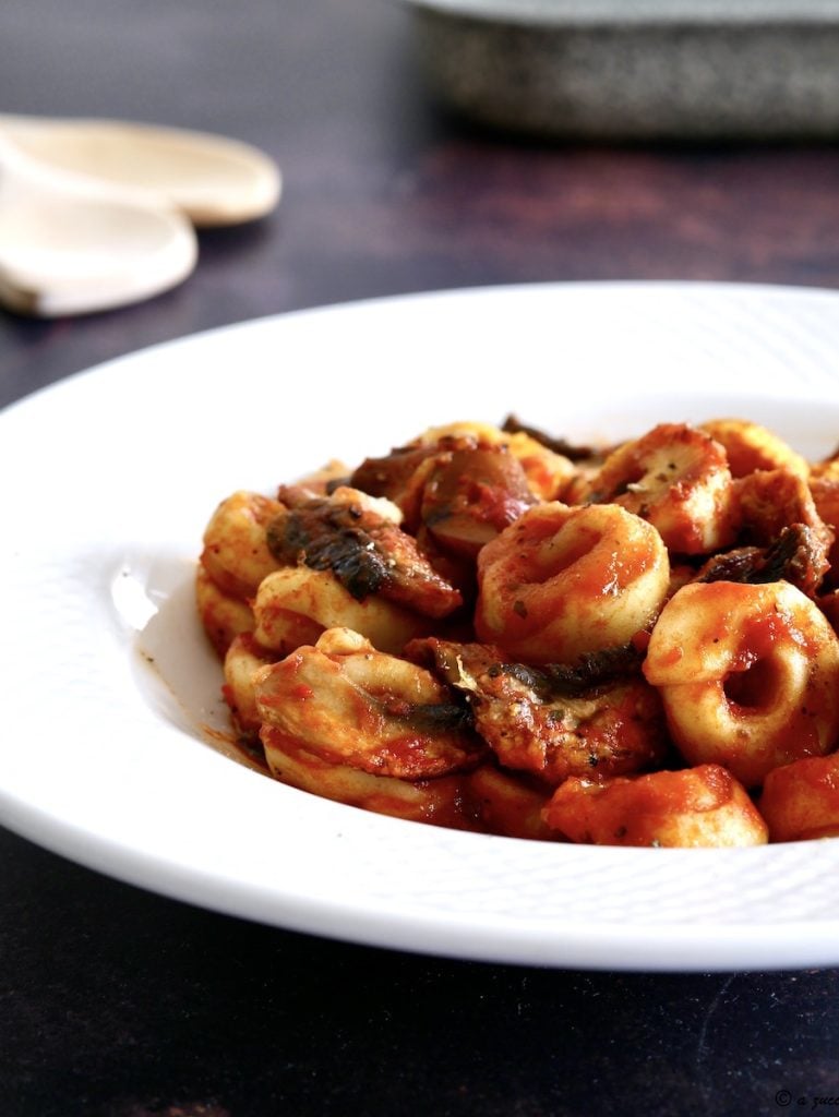 Tortellini al horno con tomate y champiñones