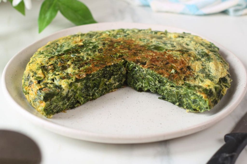 Tortilla Alta de Espinacas Cocida a la Perfección en Sartén Giratoria