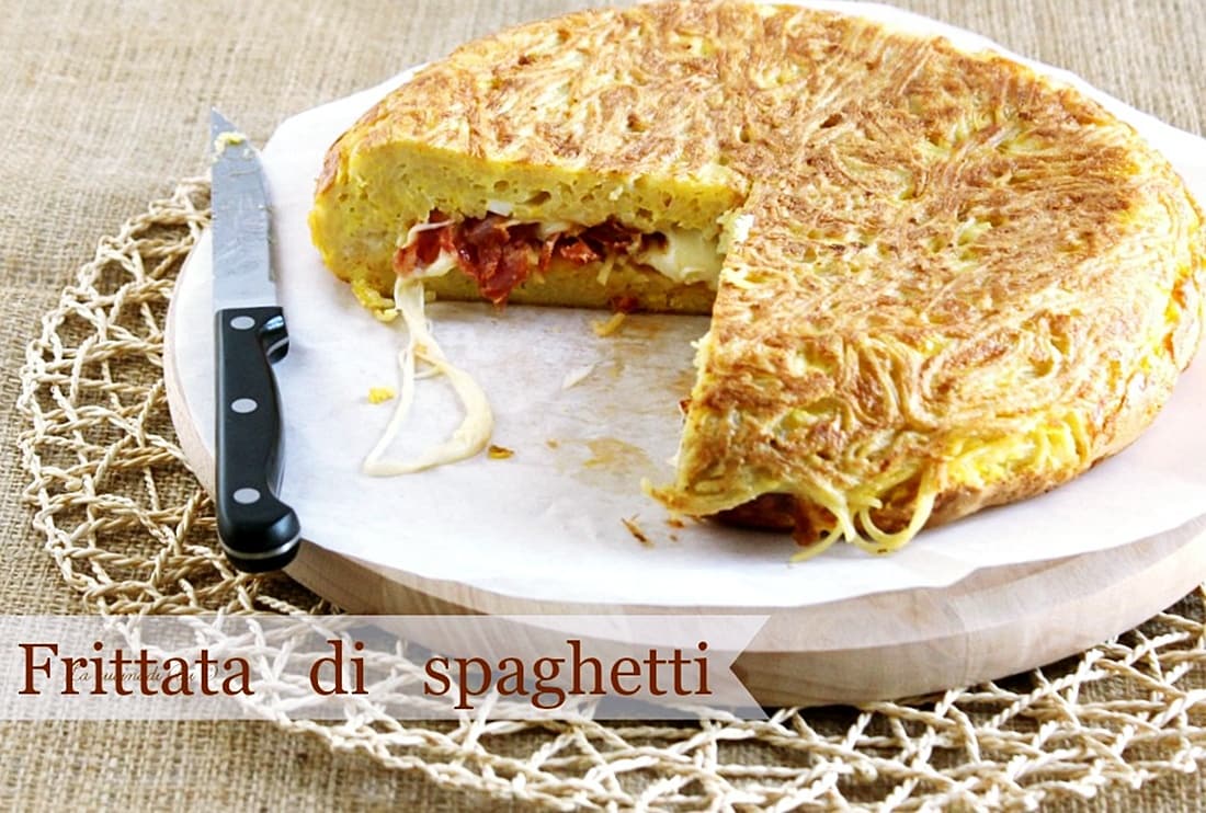 Tortilla de espaguetis rellena con salami y queso