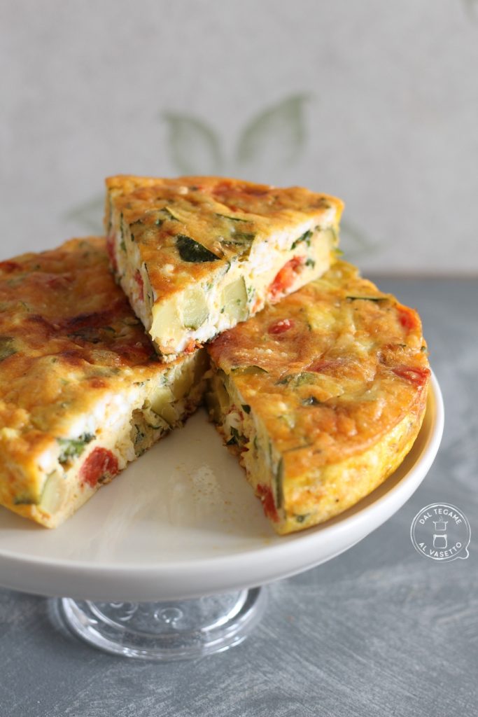 tortilla cocida en el microondas con huevos queso y verduras variadas