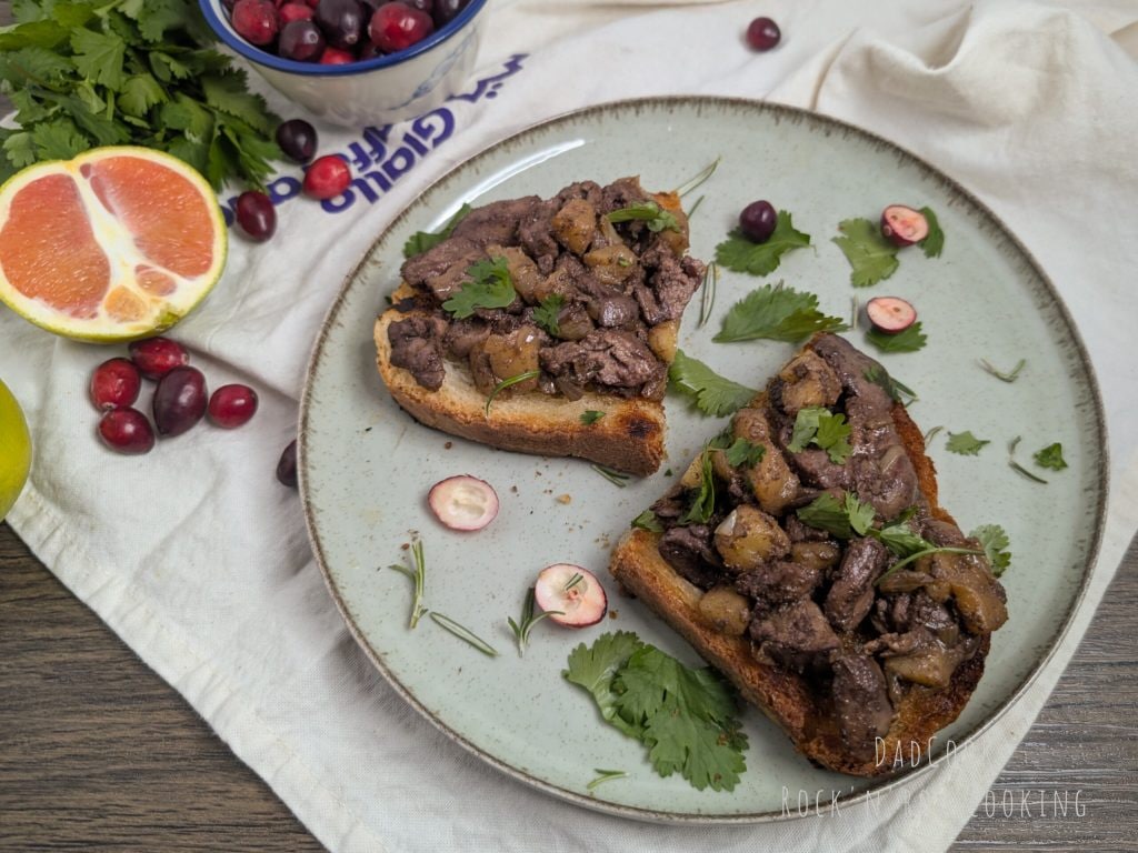 Tosta con higaditos, brandy y manzana