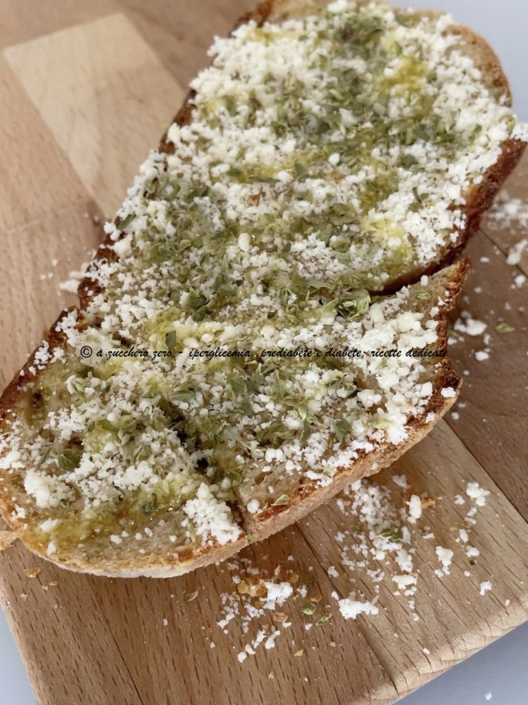 Tostadas con queso caciocavallo, orégano y pimienta