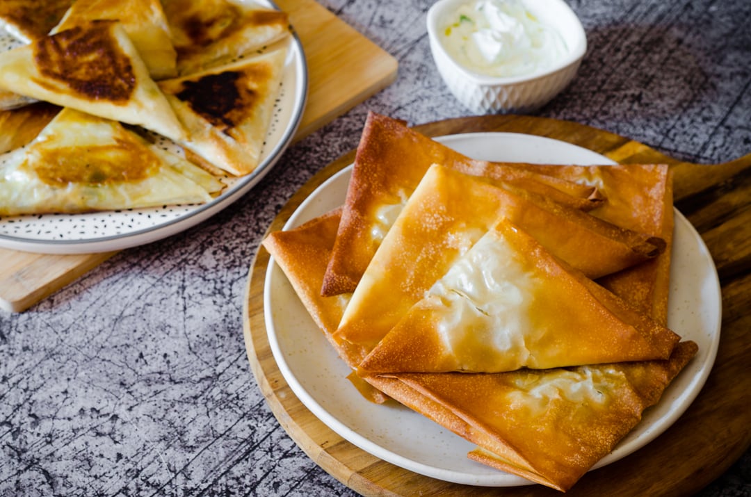 Triángulos de pasta filo con feta y calabacines, deliciosos y crujientes!