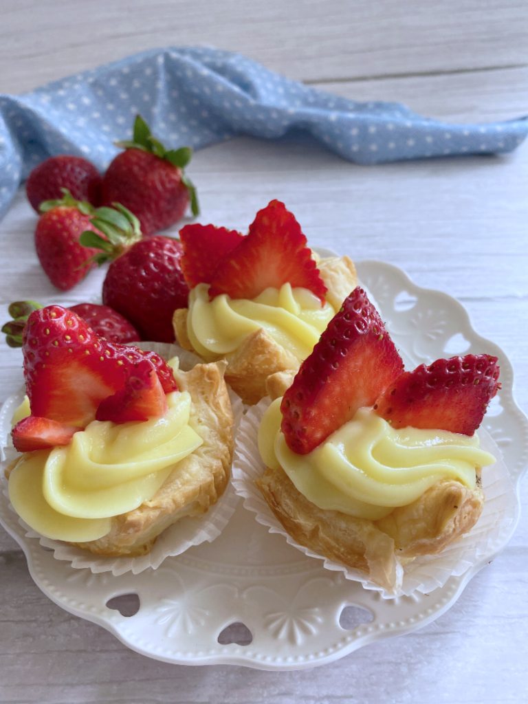Dulces de hojaldre con crema pastelera y fresas