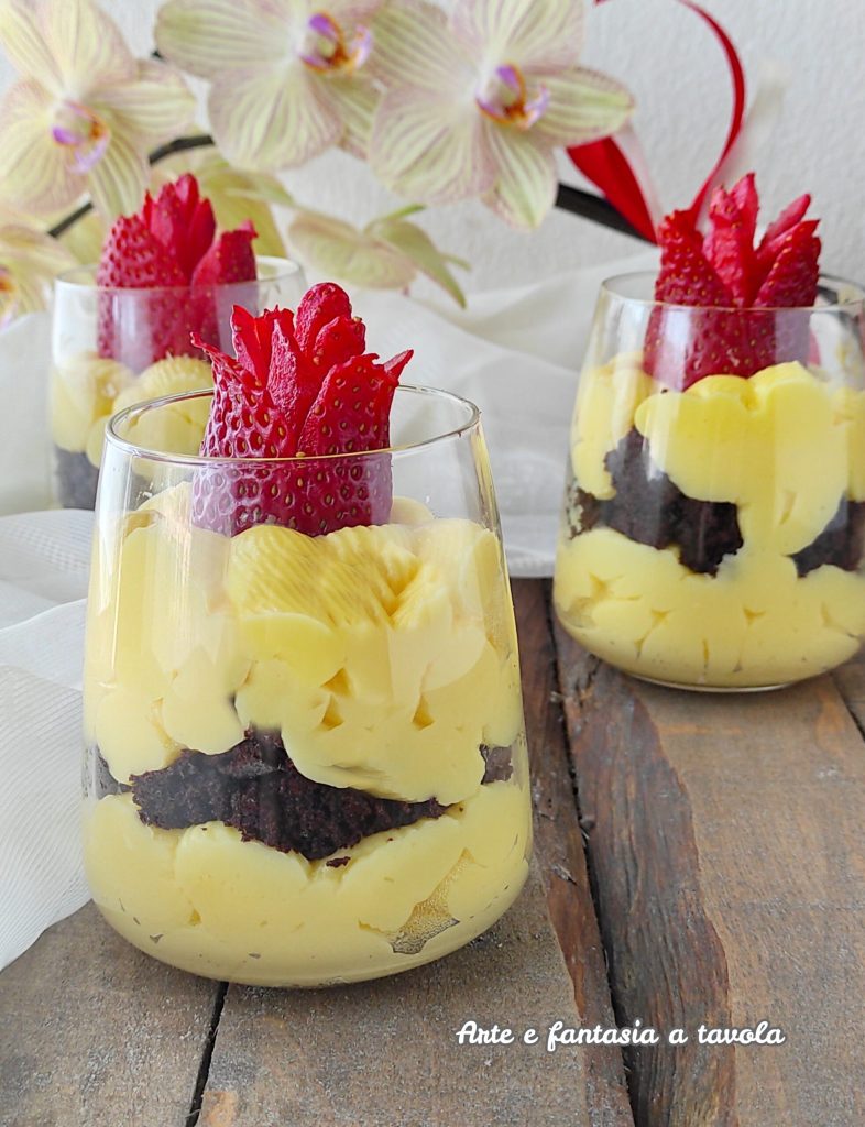 Vasos de crema y bizcocho