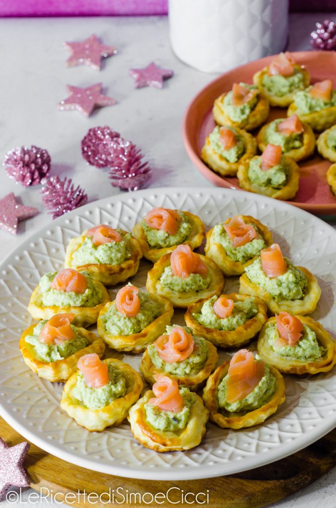 Vol au vent con salmón ahumado y mousse de brócoli
