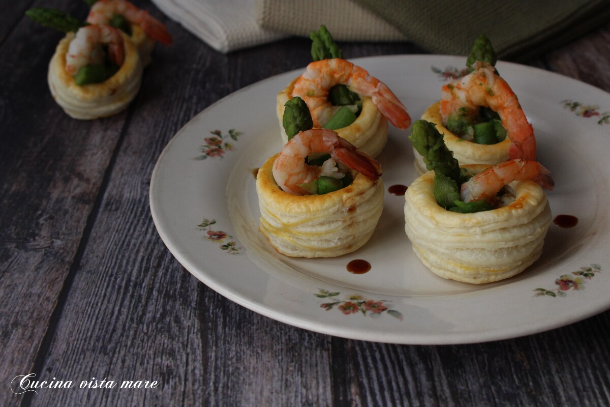 Vol-au-vent de espárragos y gambas