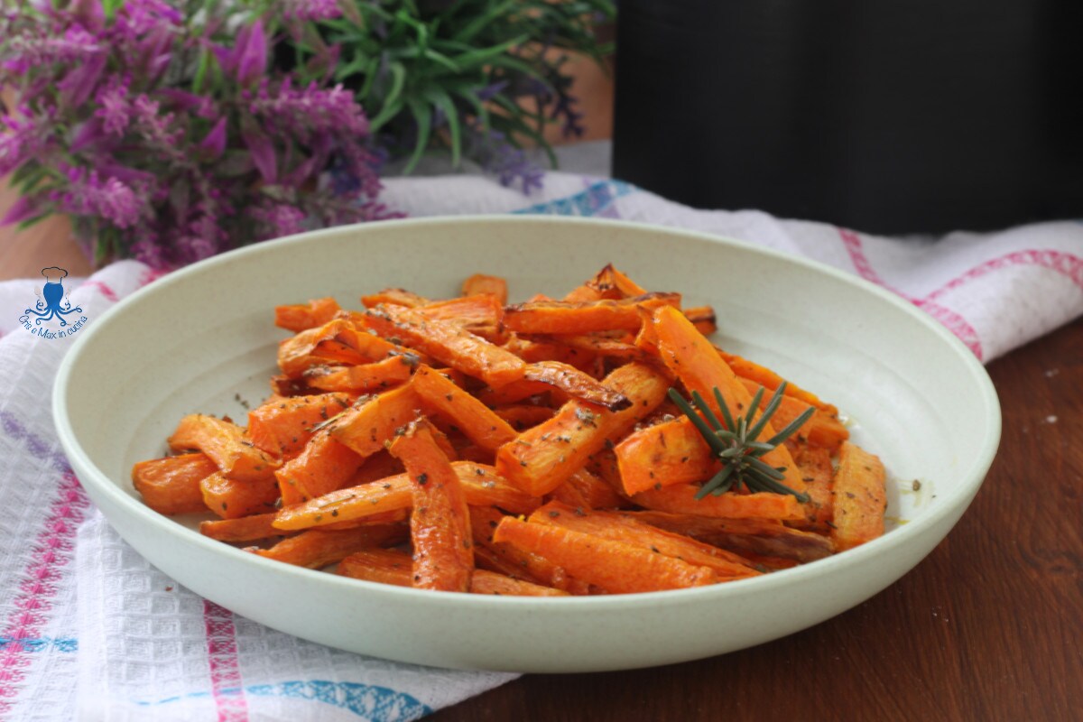 Zanahorias en freidora de aire con hierbas aromáticas