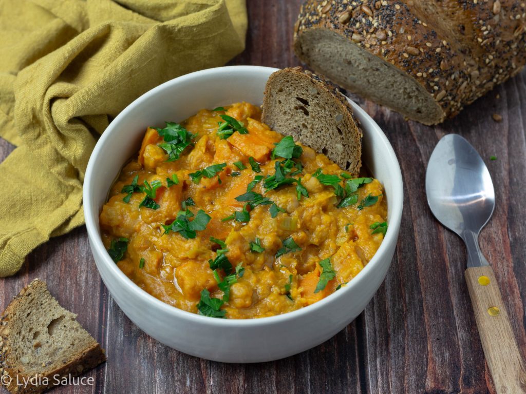 Sopa de garbanzos y batatas al curry