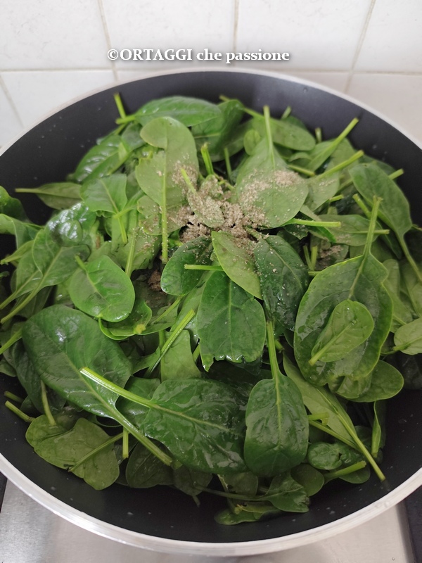 Espinacas tiernas en sartén para cocción