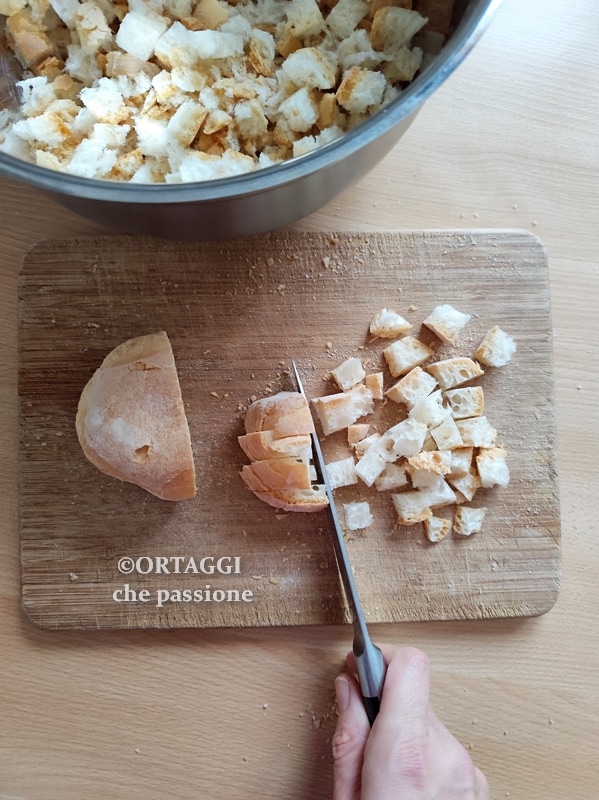 cortar pan duro para canederli de remolacha