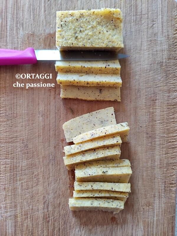 corte a bastoncillos de la polenta lista
