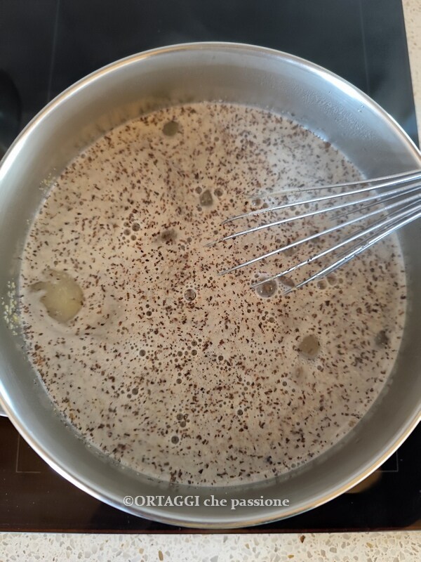 verter la polenta en agua