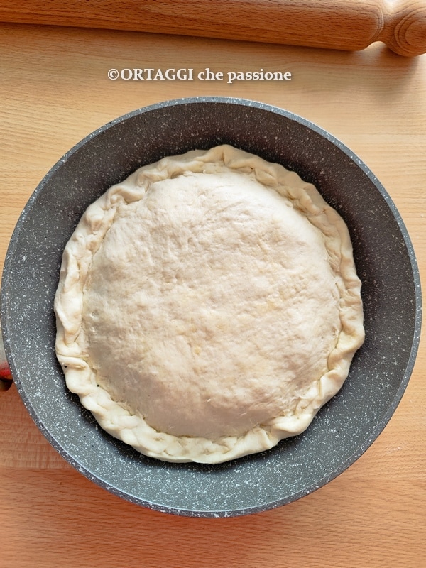 cerrar los bordes de la focaccia en sartén con verduras
