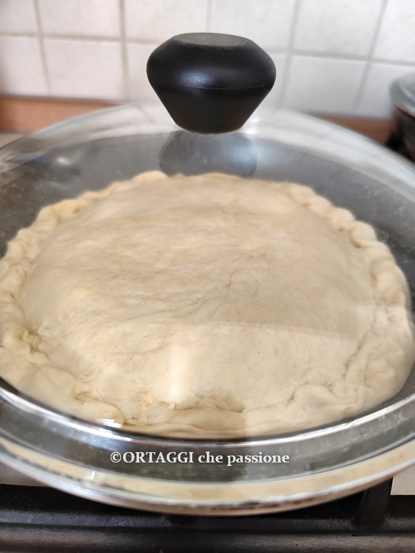 para la cocción cubrir la focaccia en la sartén con un tapón