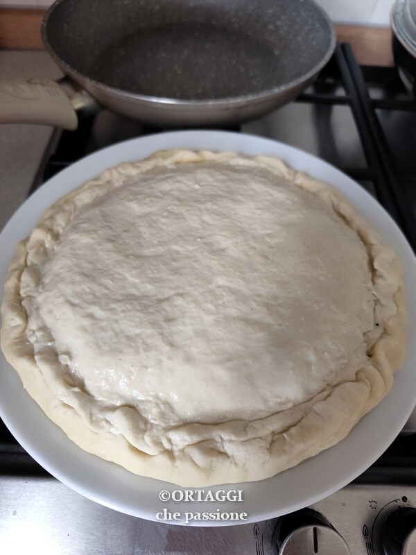 una vez cocido un lado deslizar la focaccia sobre un plato