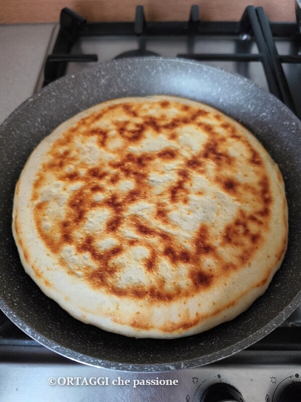 terminar la cocción en el lado opuesto de la focaccia en sartén con verduras