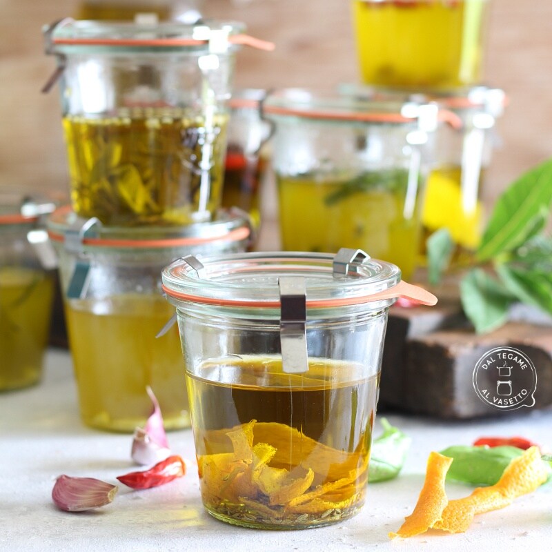 Aceite en tarro con cáscaras de naranja