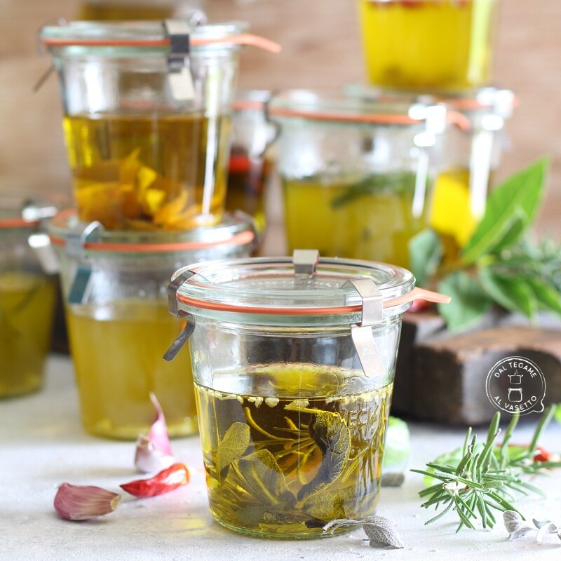 Aceite en tarro con salvia y romero