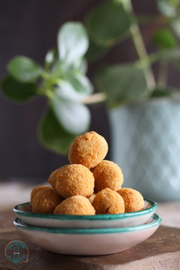 Aceitunas rellenas empanadas y fritas en la freidora de aire