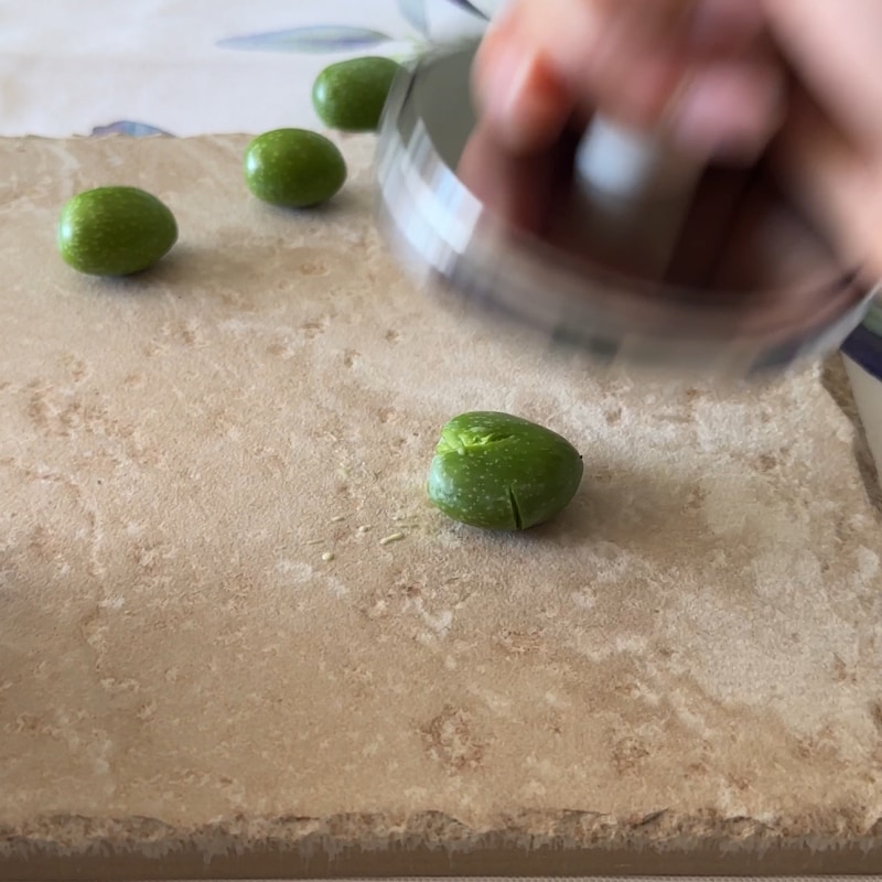 procedimiento para machacar las aceitunas verdes