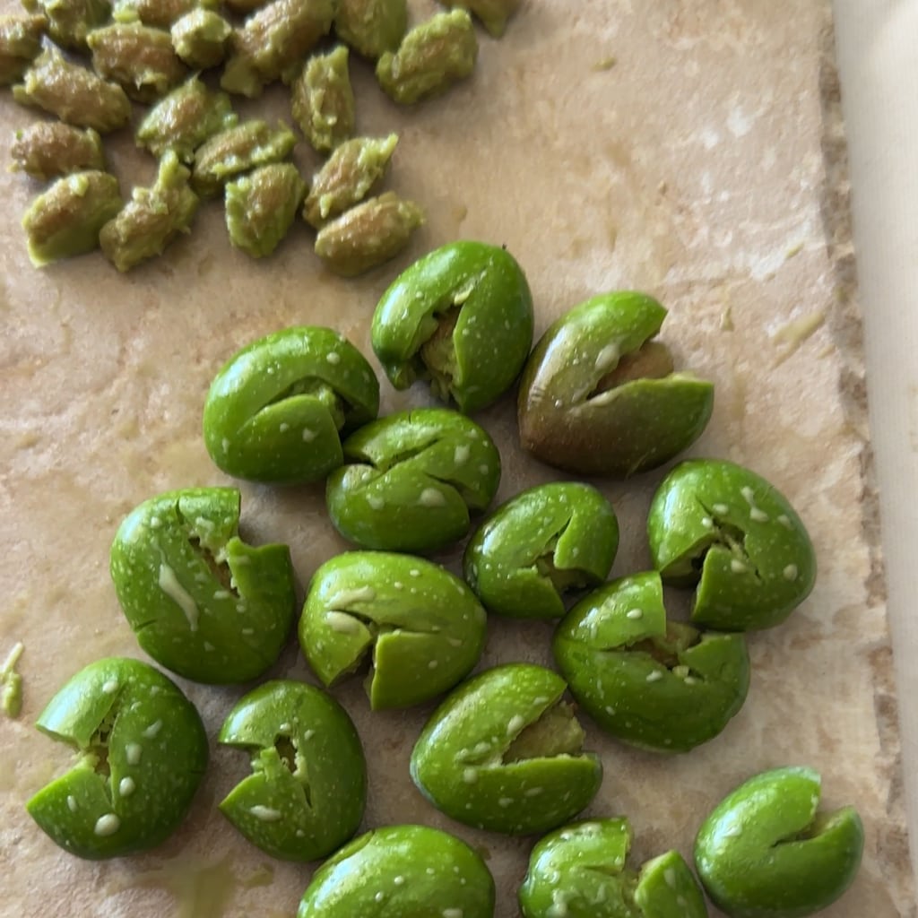 aceitunas verdes machacadas amargas y con hueso