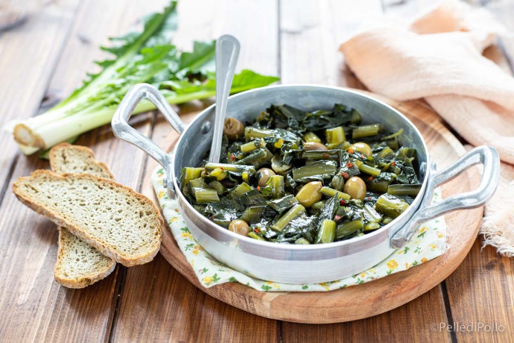 achicoria salteada con aceitunas y alcaparras