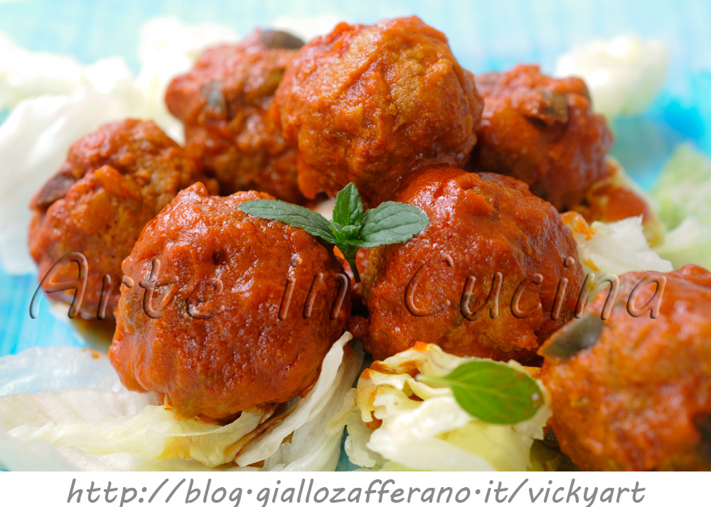 Albóndigas con berenjenas aceitunas y alcaparras