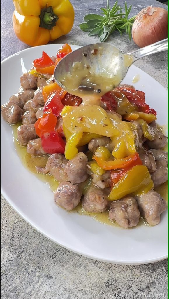 albóndigas de salchicha y pimientos