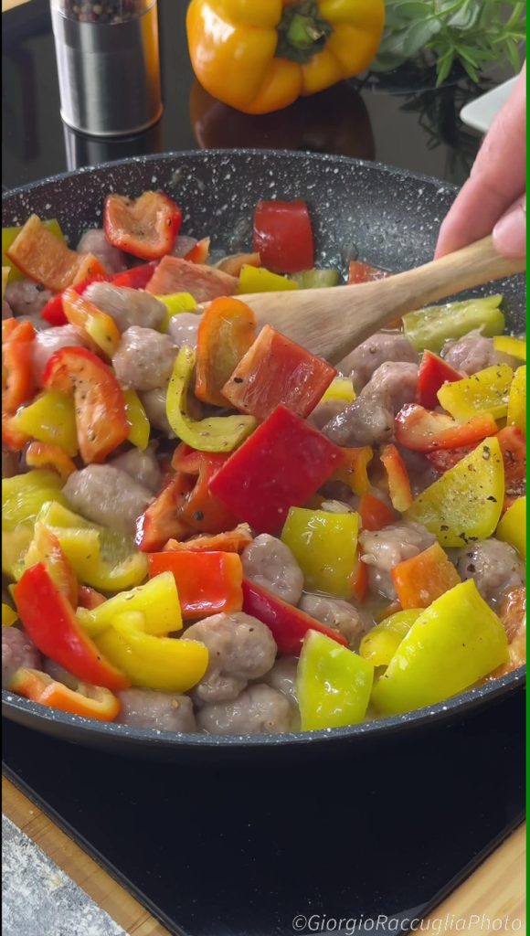 albóndigas de salchicha y pimientos