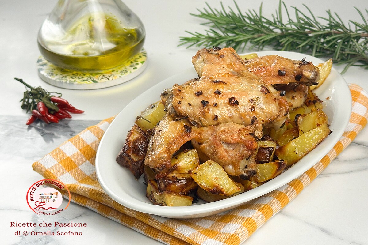 Alitas de pollo con patatas al horno sabrosas y picantes