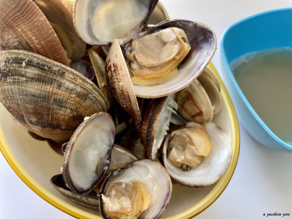 almejas y caldo de almejas filtrado