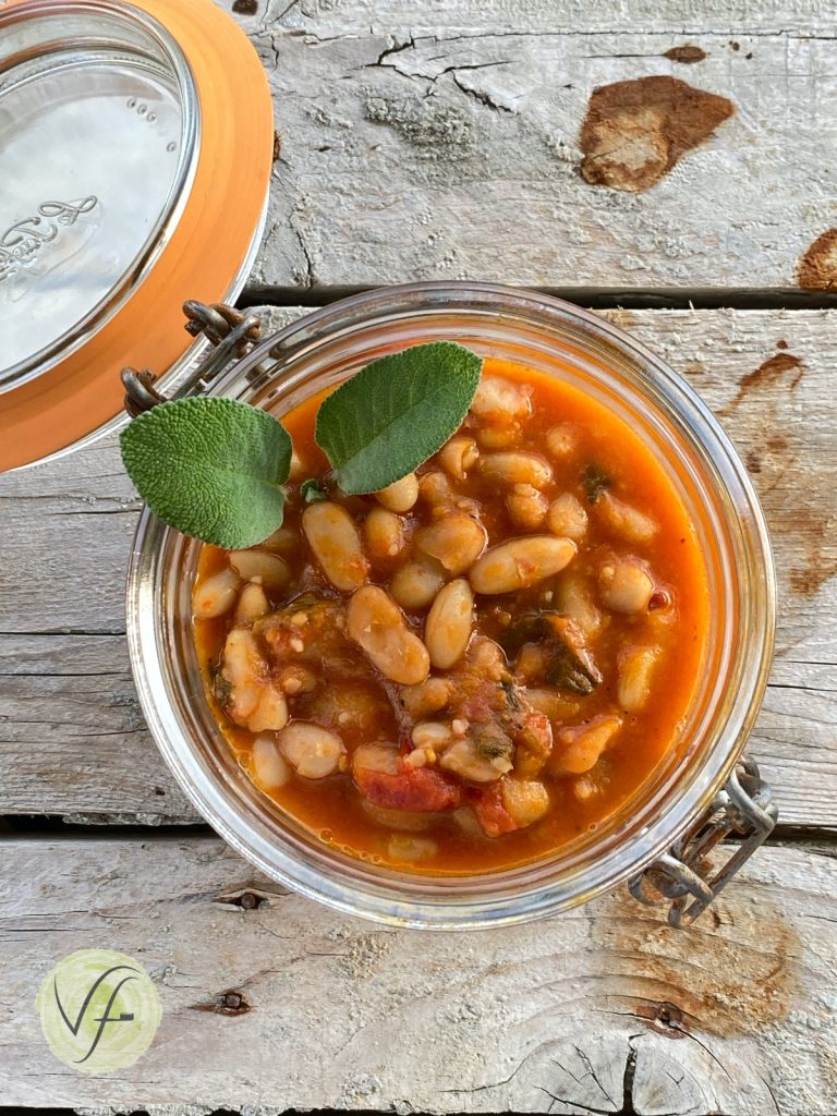 judías cannellini cocidas en frasco con tomate y salvia