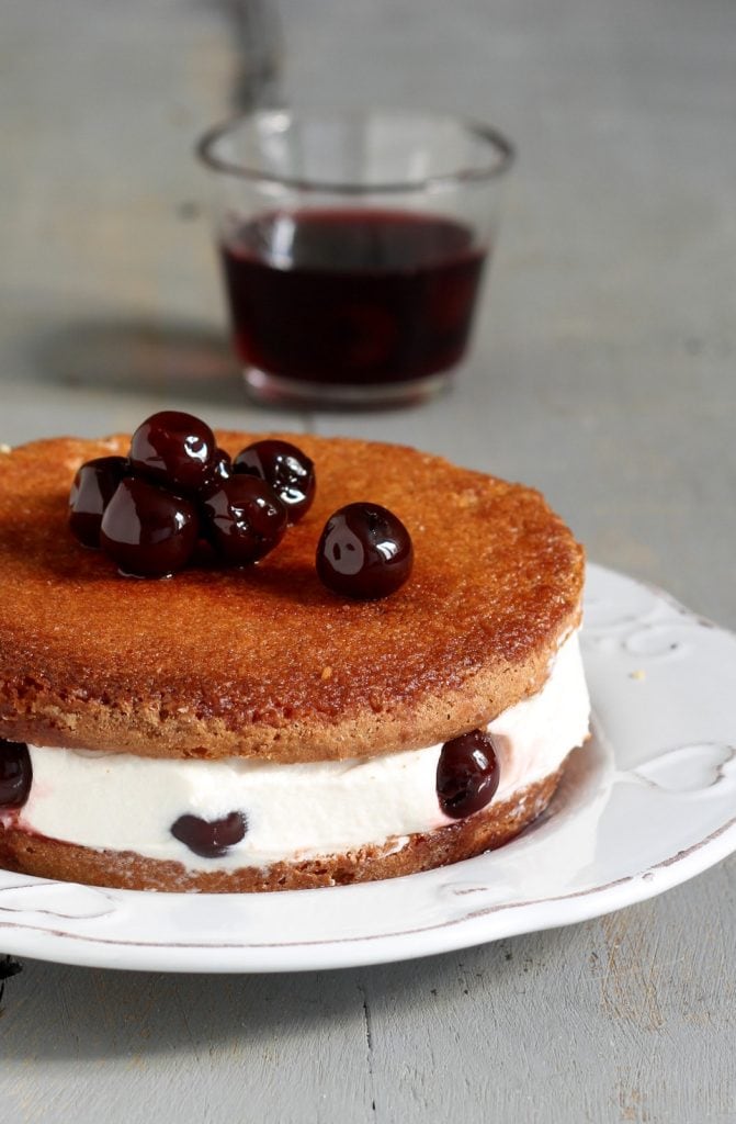 Tarta con ricotta y guindas