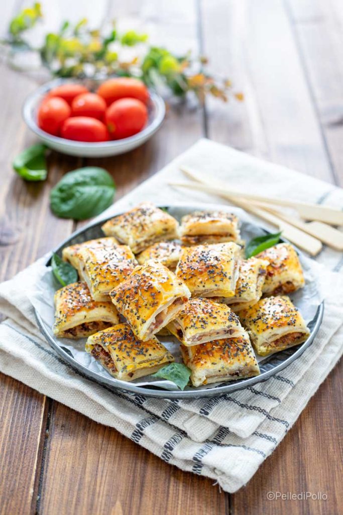 aperitivos de hojaldre con aceitunas y tomates secos