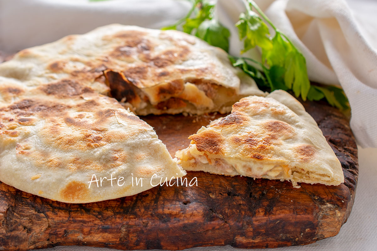 Focaccia con atún y provola en sartén